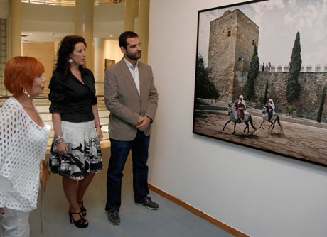 Francisca Pleguezuelos, María Vázques y Ramón Fdez. Pacheco ante una de las imágenes.