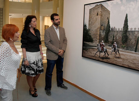 Francisca Pleguezuelos, María Vázques y Ramón Fdez. Pacheco ante una de las imágenes. Francisca Pleguezuelos, María Vázques y Ramón Fdez. Pacheco ante una de las imágenes.