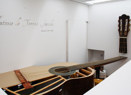 Una gran guitarra ocupa la sala principal del museo.