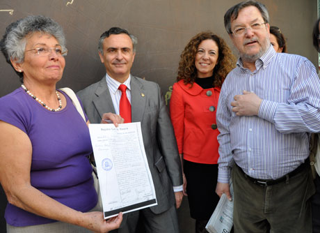 Pauline Talens-Peri recibió de Antonio Sevillano su partida de nacimiento.