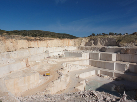 La restauración de canteras es un campo en desarrollo en Almería.