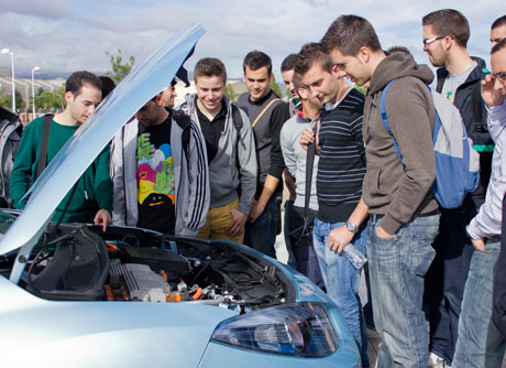 Varios alumnos han probado los eléctricos de Renault.