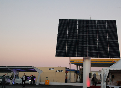 Sun Tower y aparcamiento solar instalado en Escobi. Foto: Jonathan Molina.