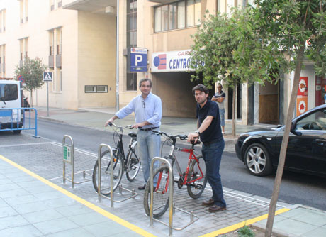 Aparcabicis instalados en la puerta de Ayuntamiento de El Ejido.