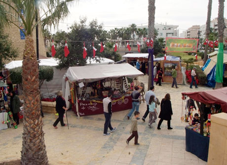 El mercado navideño instalado junto al Castillo de Santa Ana.