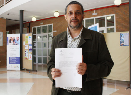 Jorge Lirola muestra su escrito de denuncia en Humanidades.