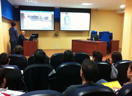 El rector, Pedro Molina, visitó una de la modernas salas de vídeoconferencias.